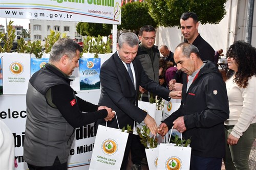 “Orman Haftası” Münasebetiyle Manavgat,Taşağıl Orman İşletme Müdürlüklerince İlçemiz Cumhuriyet Meydanında Düzenlenen Fidan Dağıtım Etkinliği